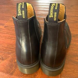 Dr. Martens Unisex-Adult Embury Leather Chelsea Boot